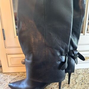 EUC VINCE CAMUTO Elegant Black Leather Women's Boots